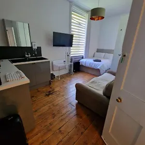 4 Quiet Compact Studio With Garden View - Best Location - Comfortable - Quiet Brighton