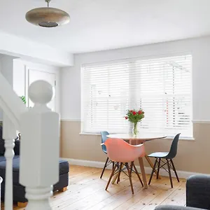 Beachfront Getaway 2-bedroom House With Free Private Parking & Patio Brighton